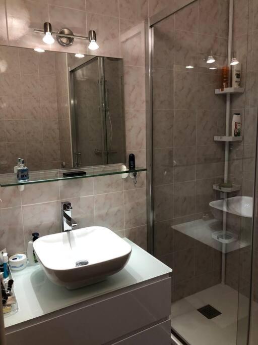 Quiet And Cozy 1br Close To And Services Apartment *